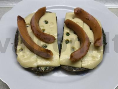 Karšti sumuštiniai su maasdamo sūriu ir keptomis dešrelėmis pagrindine nuotrauka