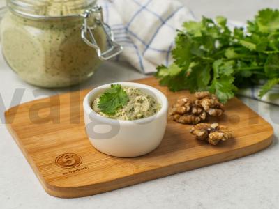 Žalioji adžika su riešutais pagrindine nuotrauka