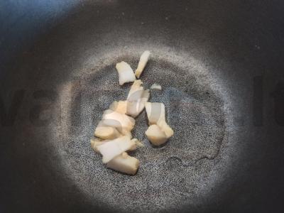 Kiaušinių makaronai su daržovėmis, rūgštynėmis ir žolelėmis Žingsnis 1