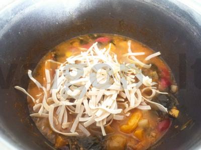 Kiaušinių makaronai su daržovėmis, rūgštynėmis ir žolelėmis Žingsnis 7