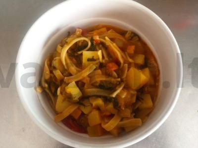 Kiaušinių makaronai su daržovėmis, rūgštynėmis ir žolelėmis pagrindine nuotrauka