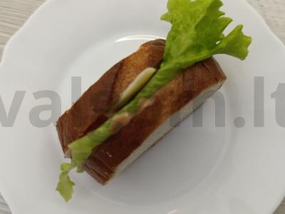 Traškus sumuštinis su barbekiu padažu pusryčiams pagrindine nuotrauka