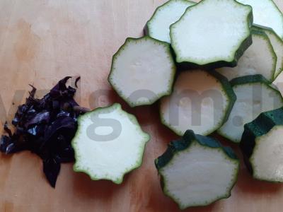 Cukinijų sumuštiniai su varške ir raudonuoju baziliku Žingsnis 1