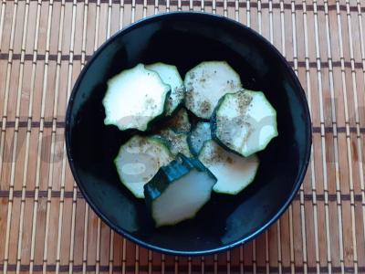 Cukinijų sumuštiniai su varške ir raudonuoju baziliku Žingsnis 2