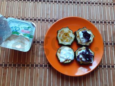 Cukinijų sumuštiniai su varške ir raudonuoju baziliku Žingsnis 4