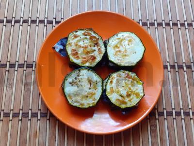 Cukinijų sumuštiniai su varške ir raudonuoju baziliku pagrindine nuotrauka