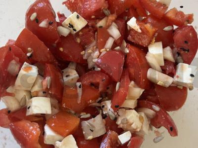 Daržovių salotas su riešutų ir sėklų mišiniu su feta pagrindine nuotrauka