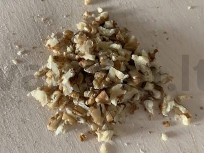 Brusketa su sūriu, graikiniais riešutais ir vynuogėmis Žingsnis 1