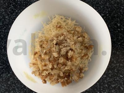 Brusketa su sūriu, graikiniais riešutais ir vynuogėmis Žingsnis 3