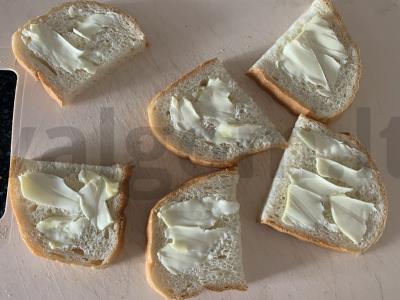 Brusketa su sūriu, graikiniais riešutais ir vynuogėmis Žingsnis 4