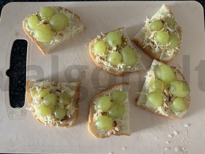 Brusketa su sūriu, graikiniais riešutais ir vynuogėmis Žingsnis 6