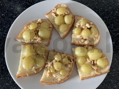 Brusketa su sūriu, graikiniais riešutais ir vynuogėmis pagrindine nuotrauka