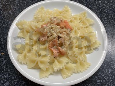 Makaronai su sūdyta upėtakiu vakarienei pagrindine nuotrauka