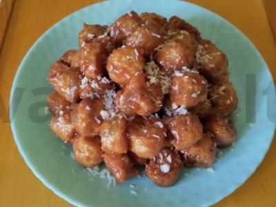 Greitas pyragas iš kukurūzų lazdelės ir karamelės pagrindine nuotrauka