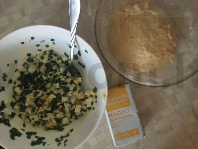 Kibinai su kiaušiniu ir žaliu svogūnu orkaitėje Žingsnis 3