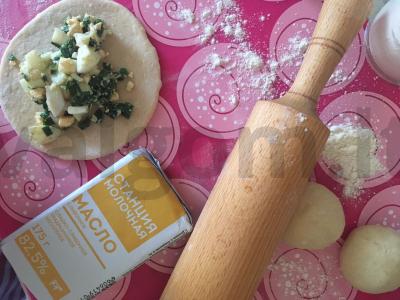 Kibinai su kiaušiniu ir žaliu svogūnu orkaitėje Žingsnis 4