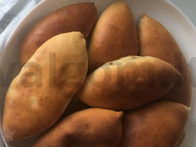 Kibinai su kiaušiniu ir žaliu svogūnu orkaitėje pagrindine nuotrauka