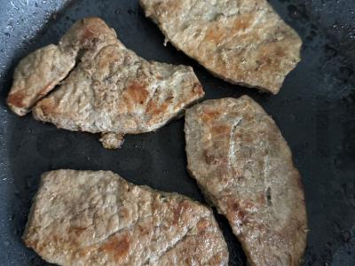 Kiaulienos steikas ant keptuvės pagrindine nuotrauka