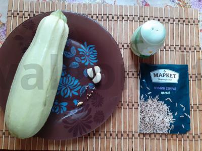 Troškintas cukinijas su kmynais, česnaku, kalendra ir kardamonu Žingsnis 1