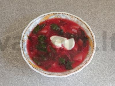 Burokėlių sriuba vištienos sultinyje su burokėlių lapais pagrindine nuotrauka