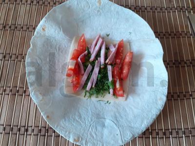 Lavašo vokeliai su kumpiu, sūriu, pomidorais ir žolelėmis Žingsnis 2