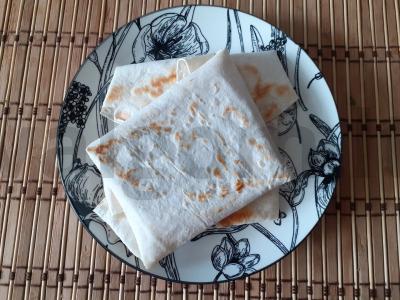 Lavašo vokeliai su kumpiu, sūriu, pomidorais ir žolelėmis pagrindine nuotrauka