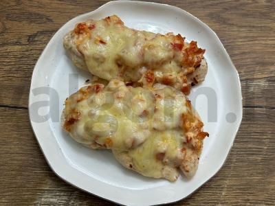 Sultinga vištienos krūtinėlė su pomidorais ir paprikomis pagrindine nuotrauka