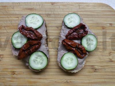 Sumuštiniai su kepenų dešra ir džiovintais pomidorais Žingsnis 3