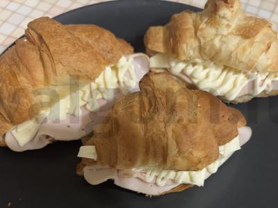 Sūrio kruasanai su kumpiu pagrindine nuotrauka
