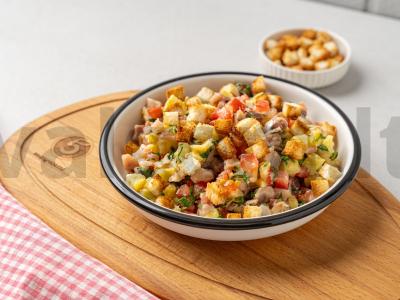 Salotos su rūkytomis skumbrėmis pagrindine nuotrauka