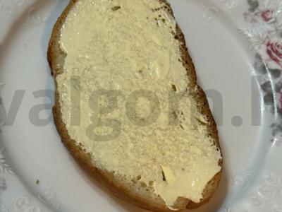 Brusketa su virtomis burokėliais ir krabų lazdelėmis Žingsnis 1