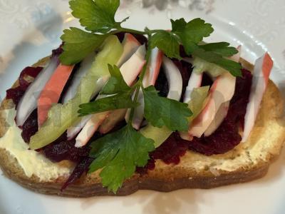 Brusketa su virtomis burokėliais ir krabų lazdelėmis pagrindine nuotrauka