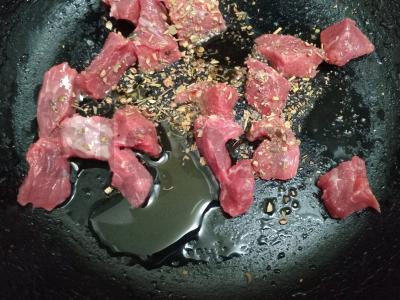 Šašlykas su jautiena, daržovėmis, sūriu ir grybų padažu Žingsnis 1