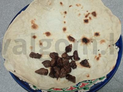 Šašlykas su jautiena, daržovėmis, sūriu ir grybų padažu Žingsnis 2