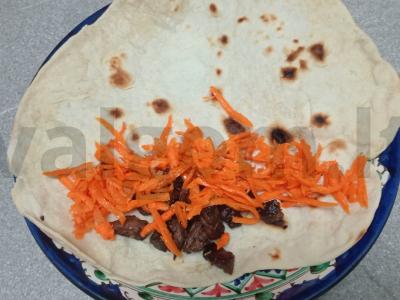 Šašlykas su jautiena, daržovėmis, sūriu ir grybų padažu Žingsnis 3