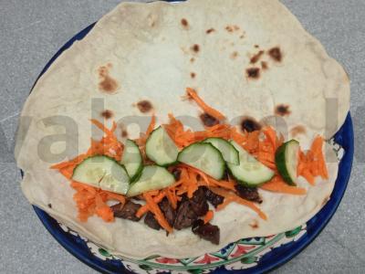 Šašlykas su jautiena, daržovėmis, sūriu ir grybų padažu Žingsnis 4