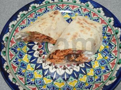 Šašlykas su jautiena, daržovėmis, sūriu ir grybų padažu pagrindine nuotrauka