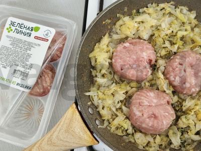 Kalakutienos kotletai su kopūstais grietinėje Žingsnis 4