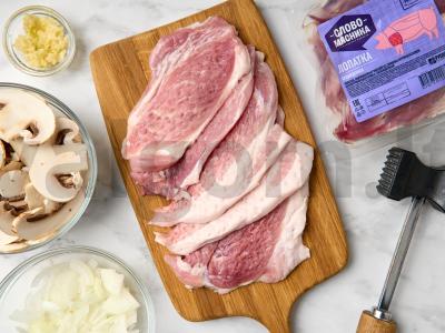 Kiauliena grietinėlės ir garstyčių padaže Žingsnis 1