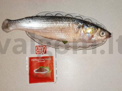 Jūrinė žuvis su raudonais aštriais pipirais ir žolelėmis Žingsnis 1