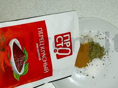 Jūrinė žuvis su raudonais aštriais pipirais ir žolelėmis Žingsnis 2