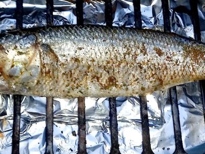 Jūrinė žuvis su raudonais aštriais pipirais ir žolelėmis Žingsnis 5