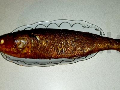 Jūrinė žuvis su raudonais aštriais pipirais ir žolelėmis pagrindine nuotrauka