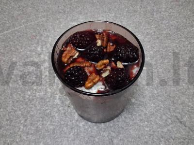 Chia pudingas iš rauginto pieno su vyšnių sirupu pagrindine nuotrauka