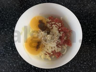 Kiaušinienė su dešra ir sūriu pintiniu paprikose Žingsnis 3