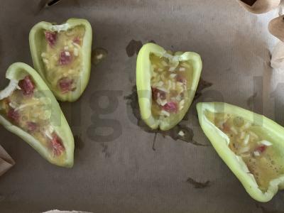 Kiaušinienė su dešra ir sūriu pintiniu paprikose Žingsnis 5