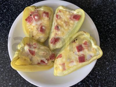 Kiaušinienė su dešra ir sūriu pintiniu paprikose Žingsnis 6