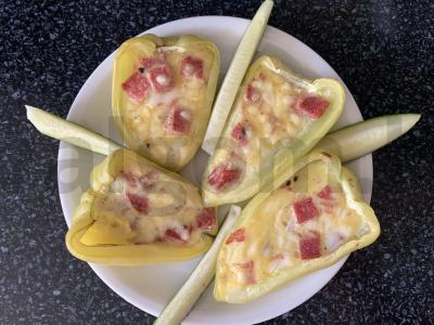 Kiaušinienė su dešra ir sūriu pintiniu paprikose pagrindine nuotrauka