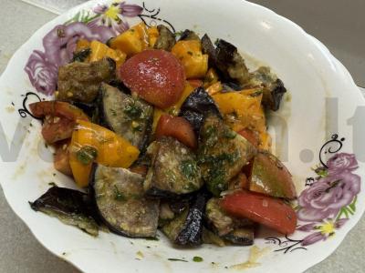 Šiltas salotas su baklažanais ir pomidorais pagrindine nuotrauka