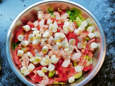 Salotas su langustinomis ir mocarelos sūriu Žingsnis 3